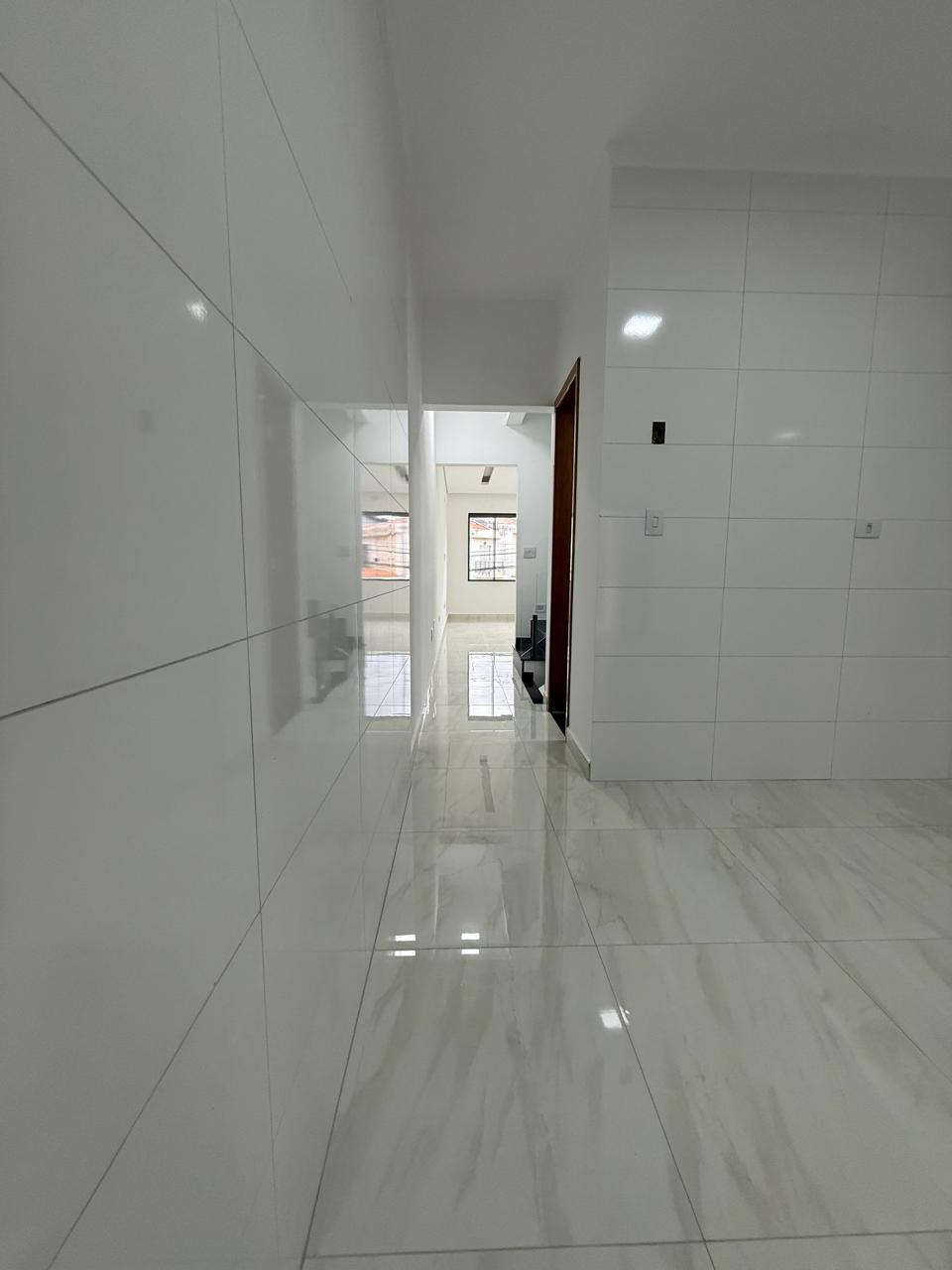 Sobrado com 3 dormitórios, suíte e quintal no Jardim Nordeste.