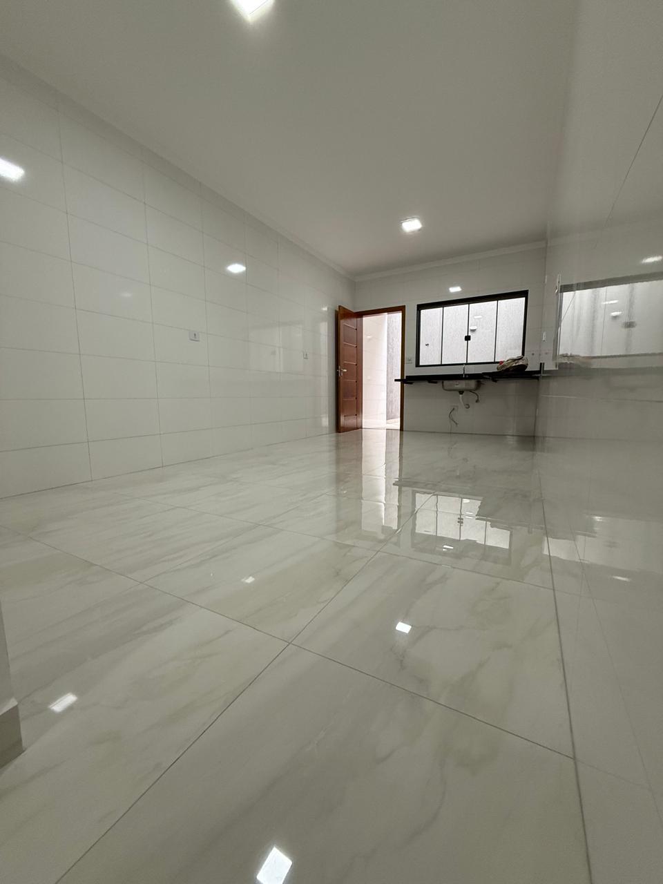 Sobrado com 3 dormitórios, suíte e quintal no Jardim Nordeste.