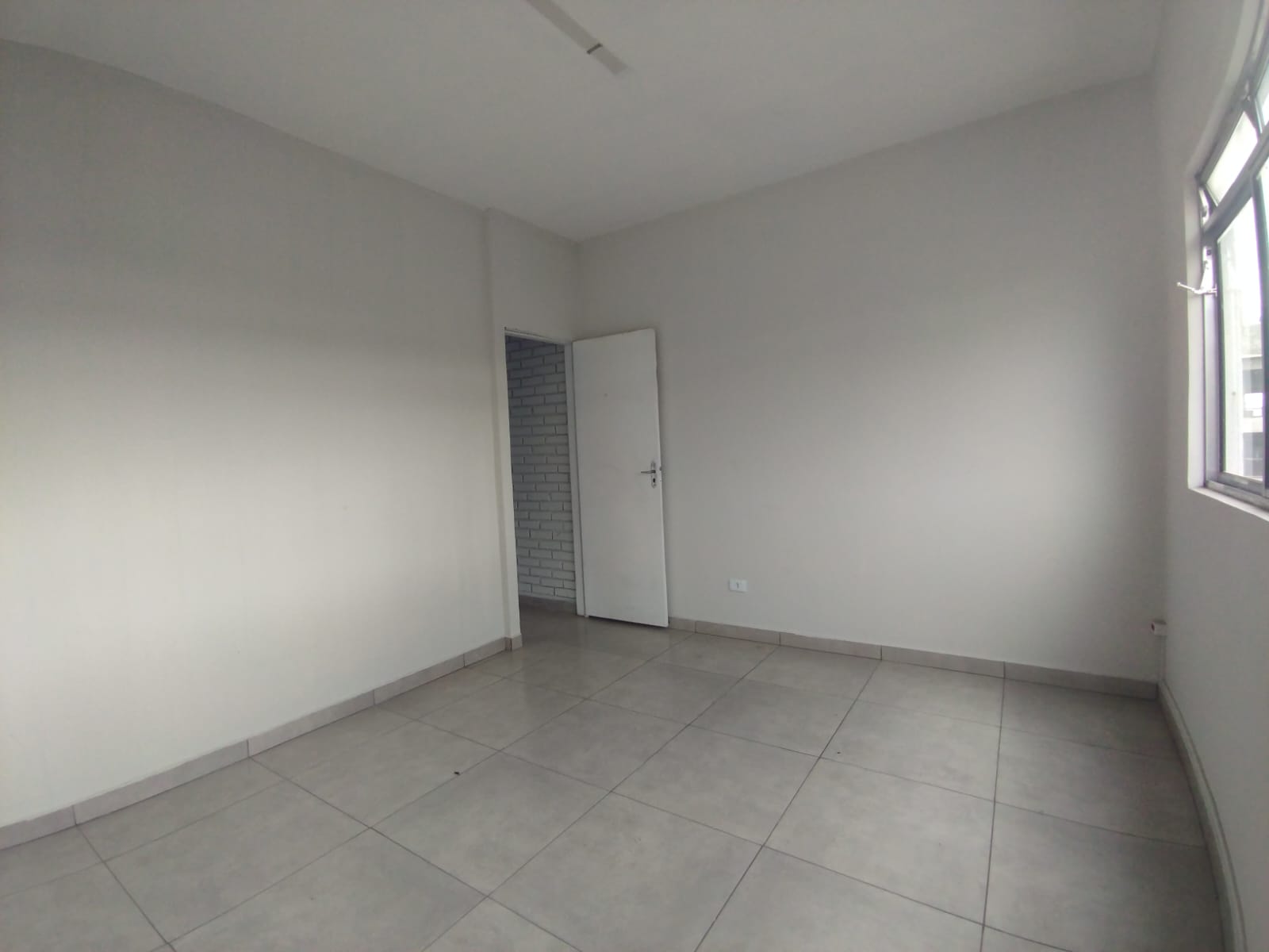 SALA COMERCIAL COM EXCELENTE LOCALIZAÇÃO