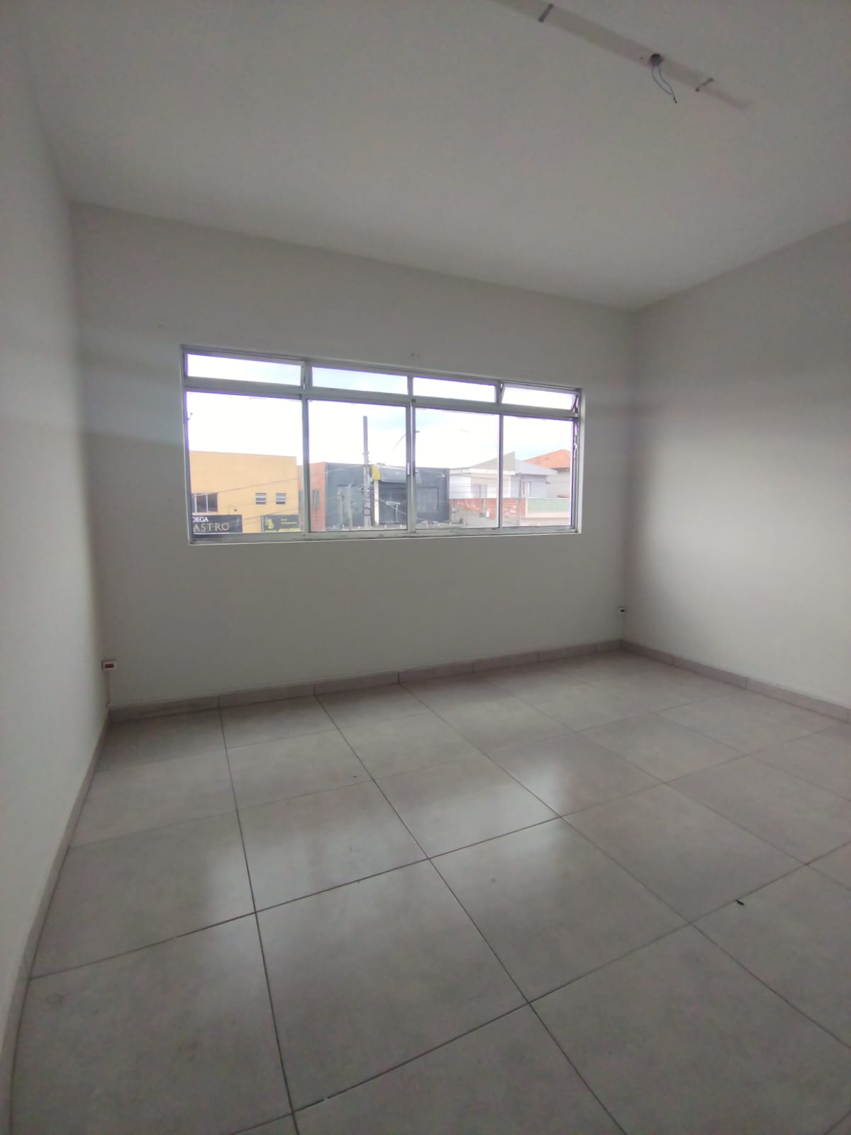 SALA COMERCIAL COM EXCELENTE LOCALIZAÇÃO