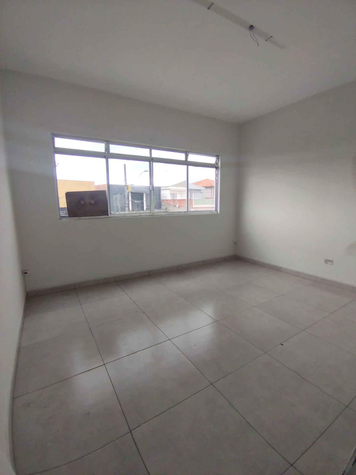 SALA COMERCIAL COM EXCELENTE LOCALIZAÇÃO