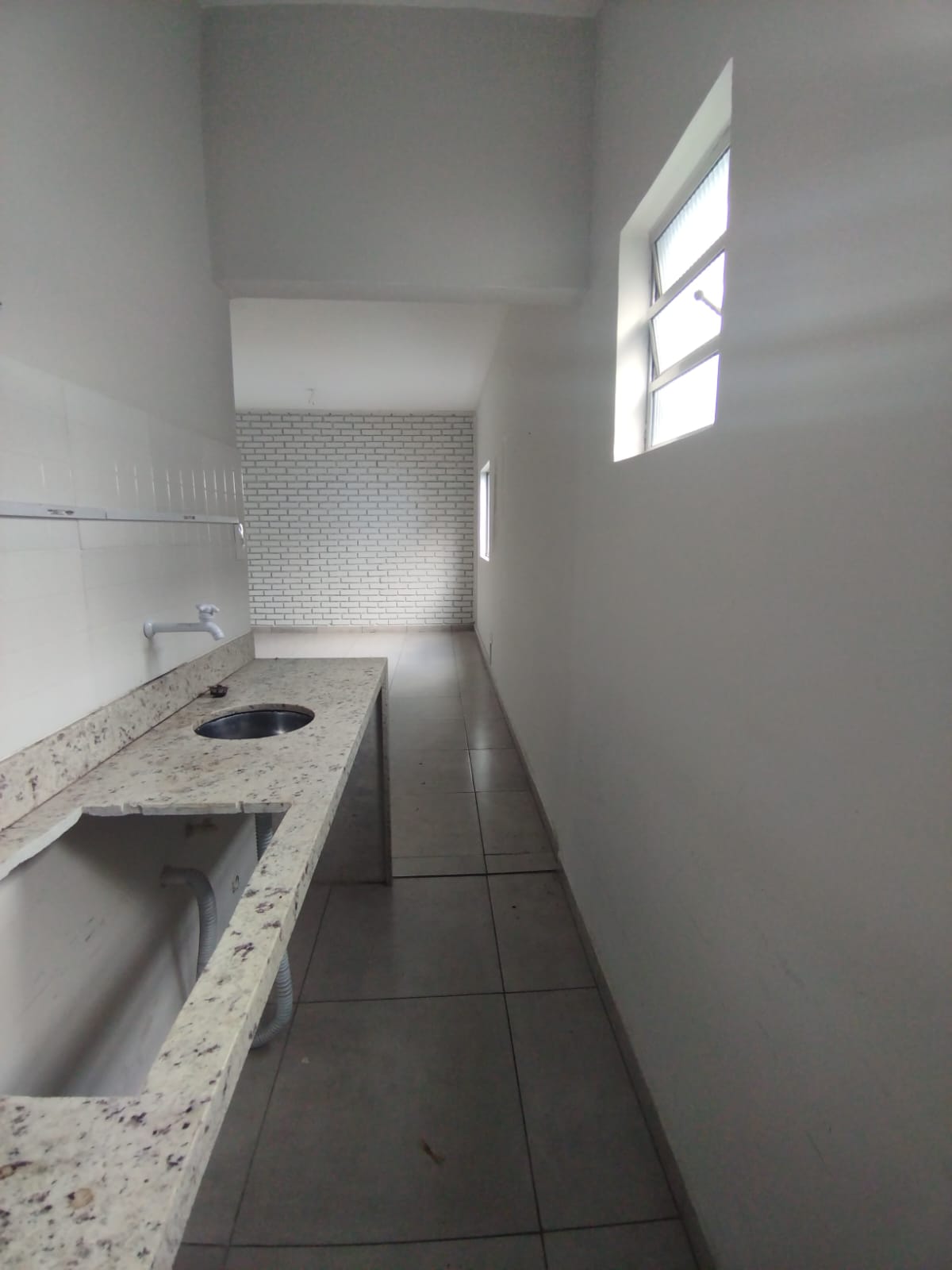 SALA COMERCIAL COM EXCELENTE LOCALIZAÇÃO
