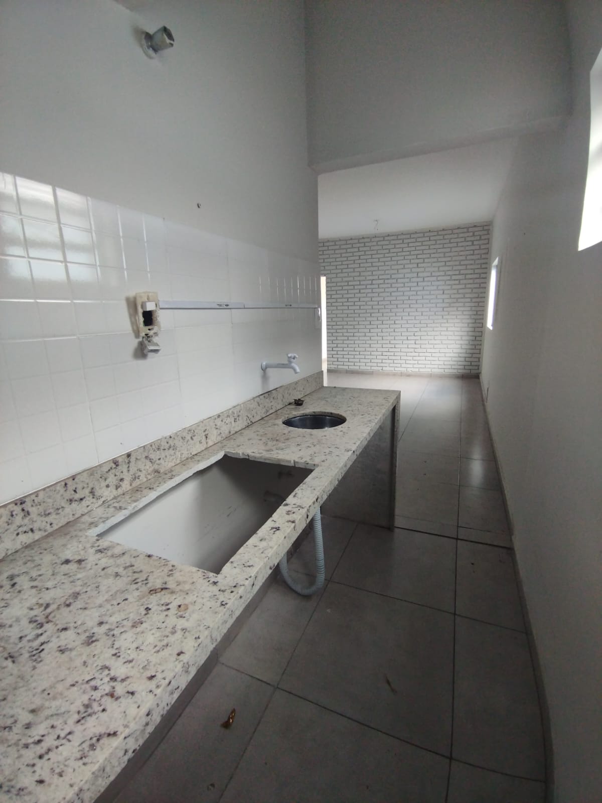 SALA COMERCIAL COM EXCELENTE LOCALIZAÇÃO