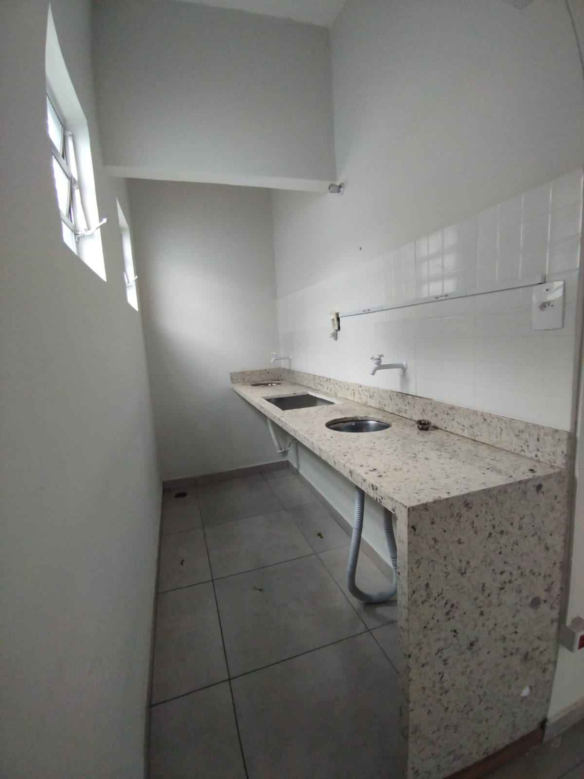 SALA COMERCIAL COM EXCELENTE LOCALIZAÇÃO