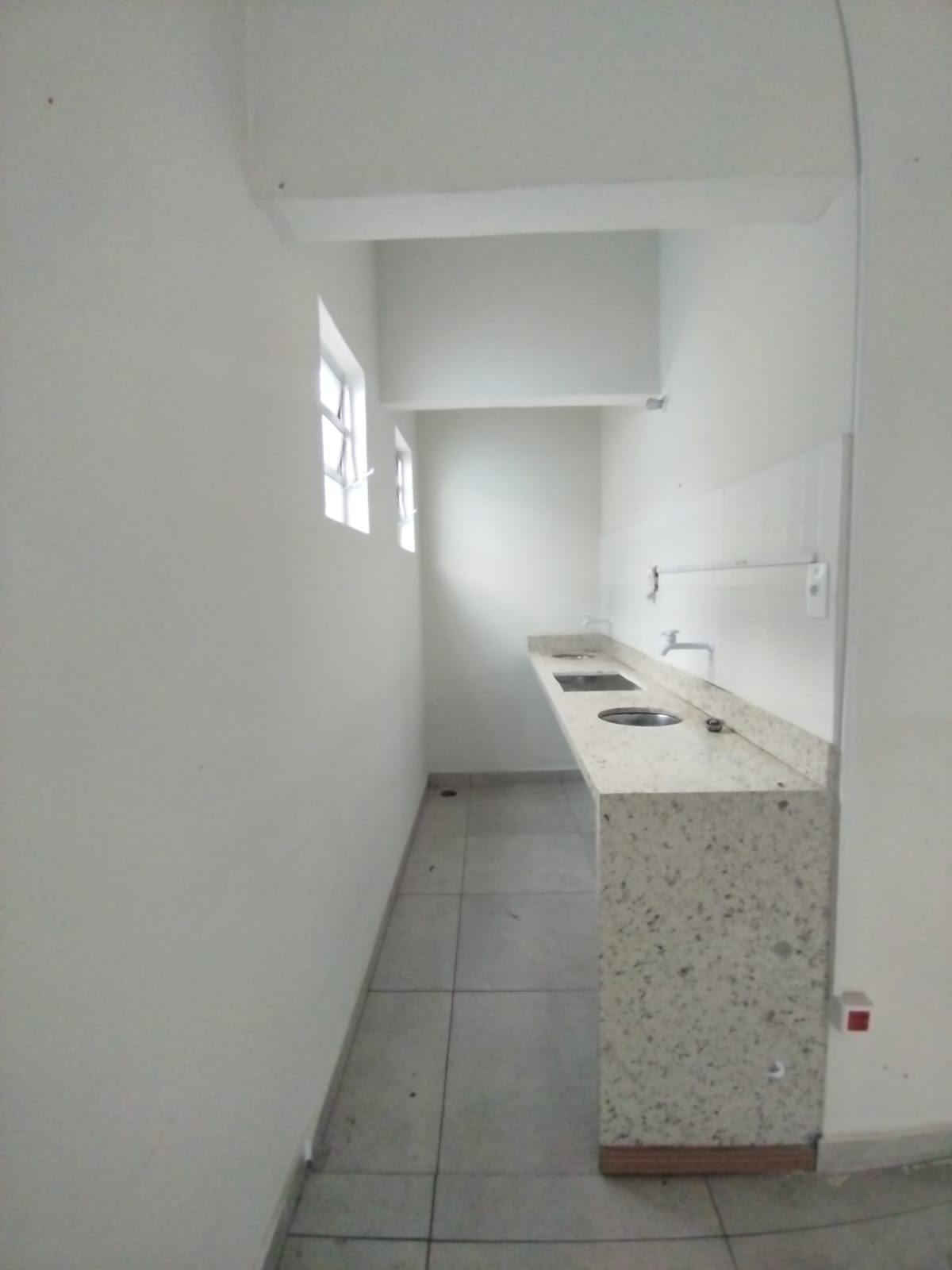 SALA COMERCIAL COM EXCELENTE LOCALIZAÇÃO
