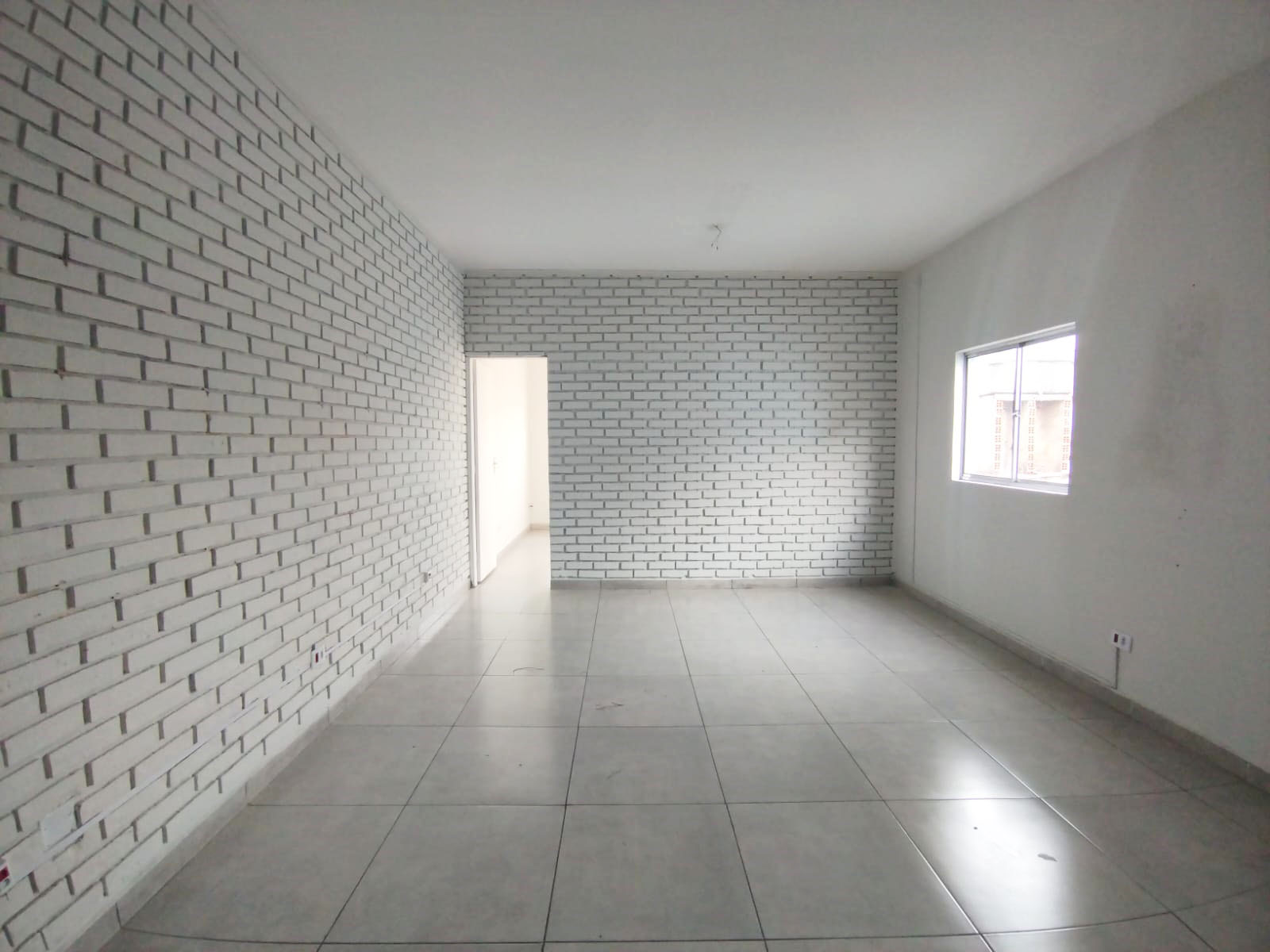SALA COMERCIAL COM EXCELENTE LOCALIZAÇÃO