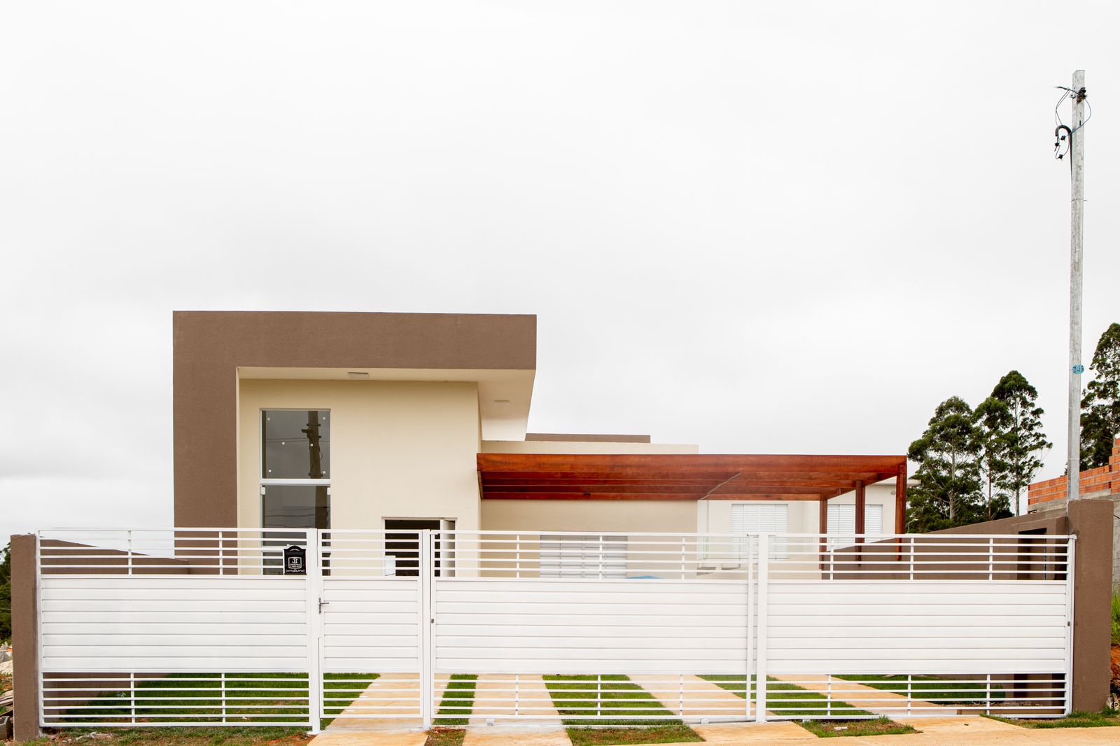 *CASA Á VENDA EM AGUASSAÍ*