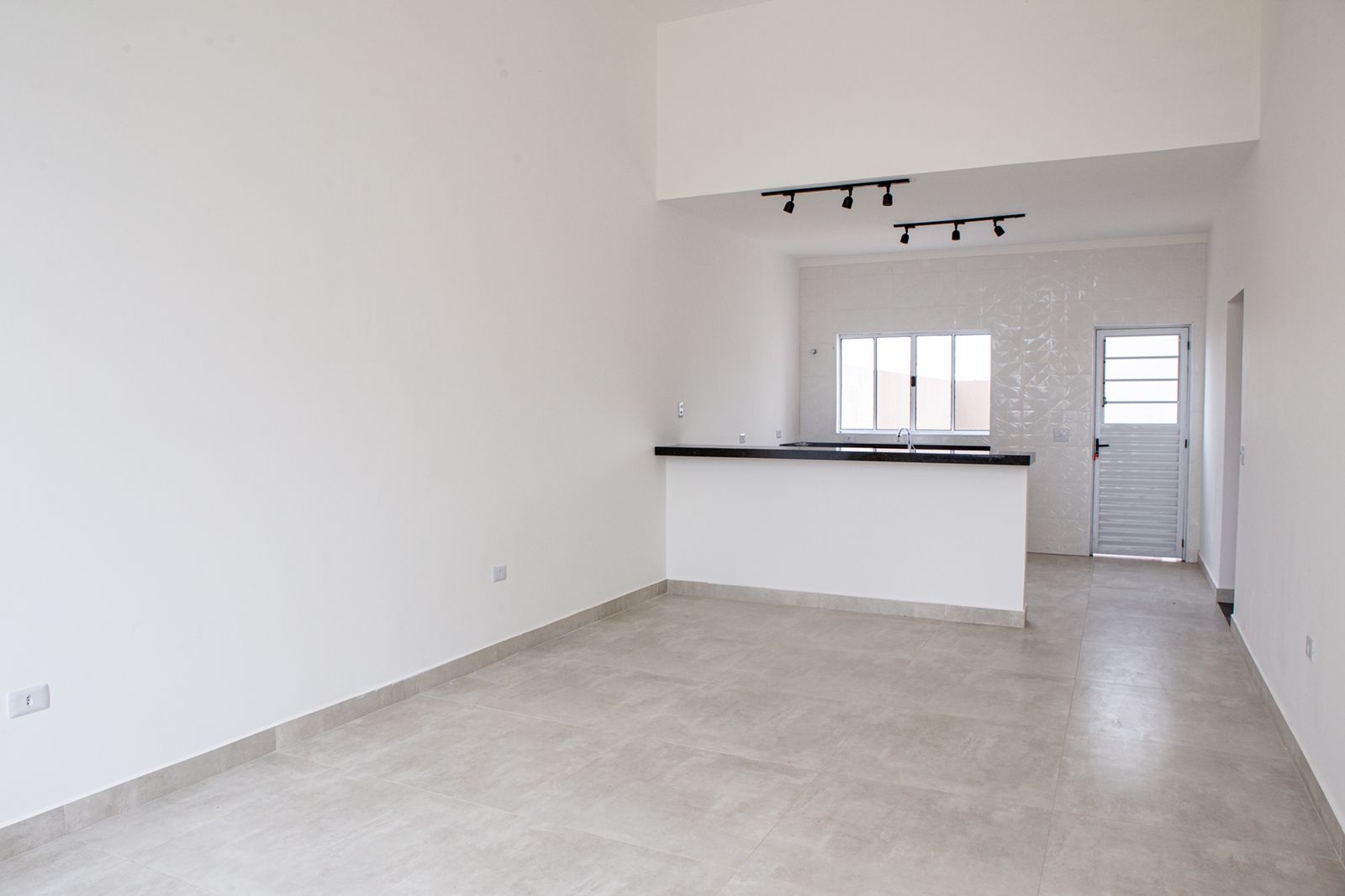 *CASA Á VENDA EM AGUASSAÍ*