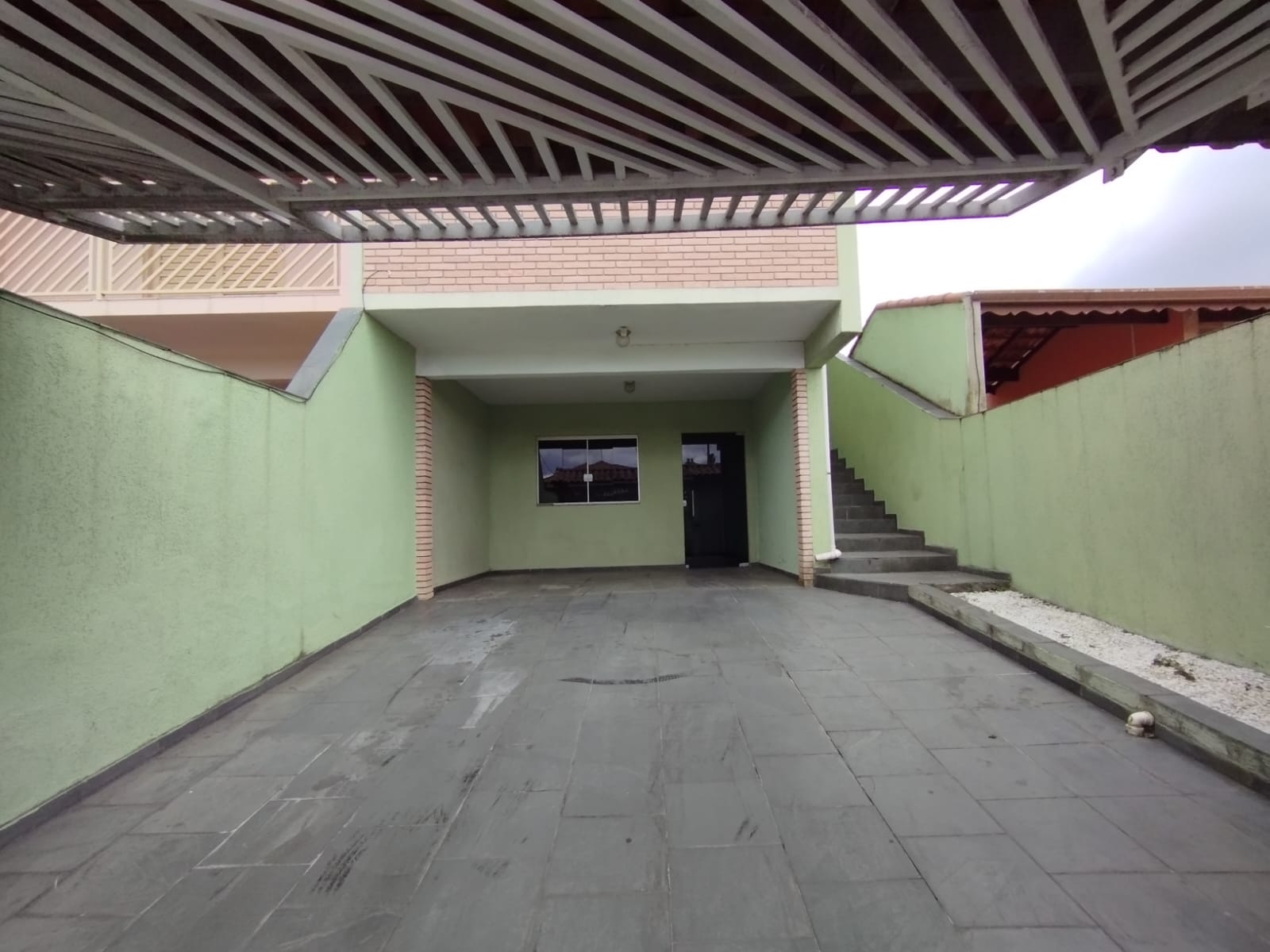 EXCELENTE IMÓVEL COM ÓTIMA LOCALIZAÇÃO !