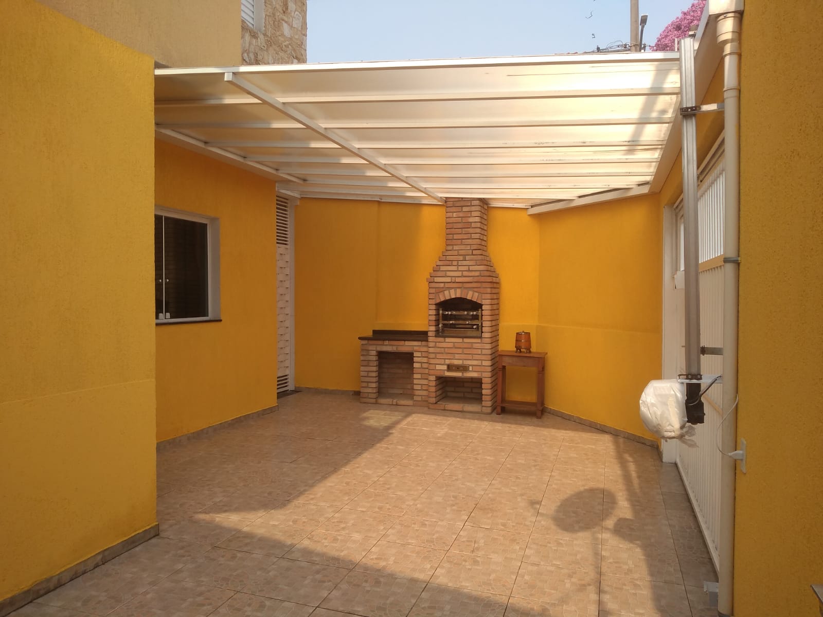 Sobrado Frontal de Esquina na Vila Carrão Semi Mobiliado - 85m² de Área Construída