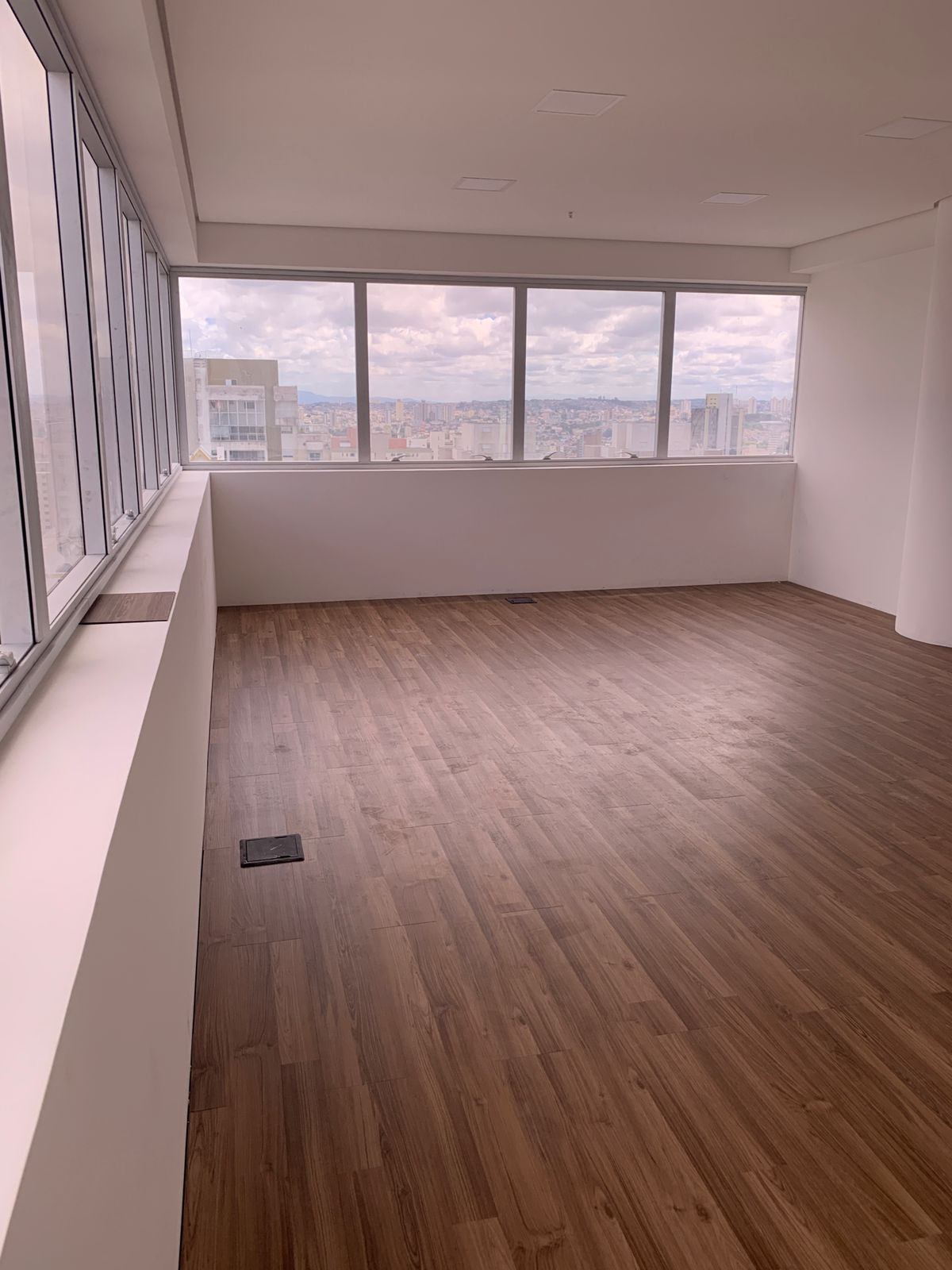 SALA COMERCIAL - Centro de Sto. André (Venda ou Locacão)