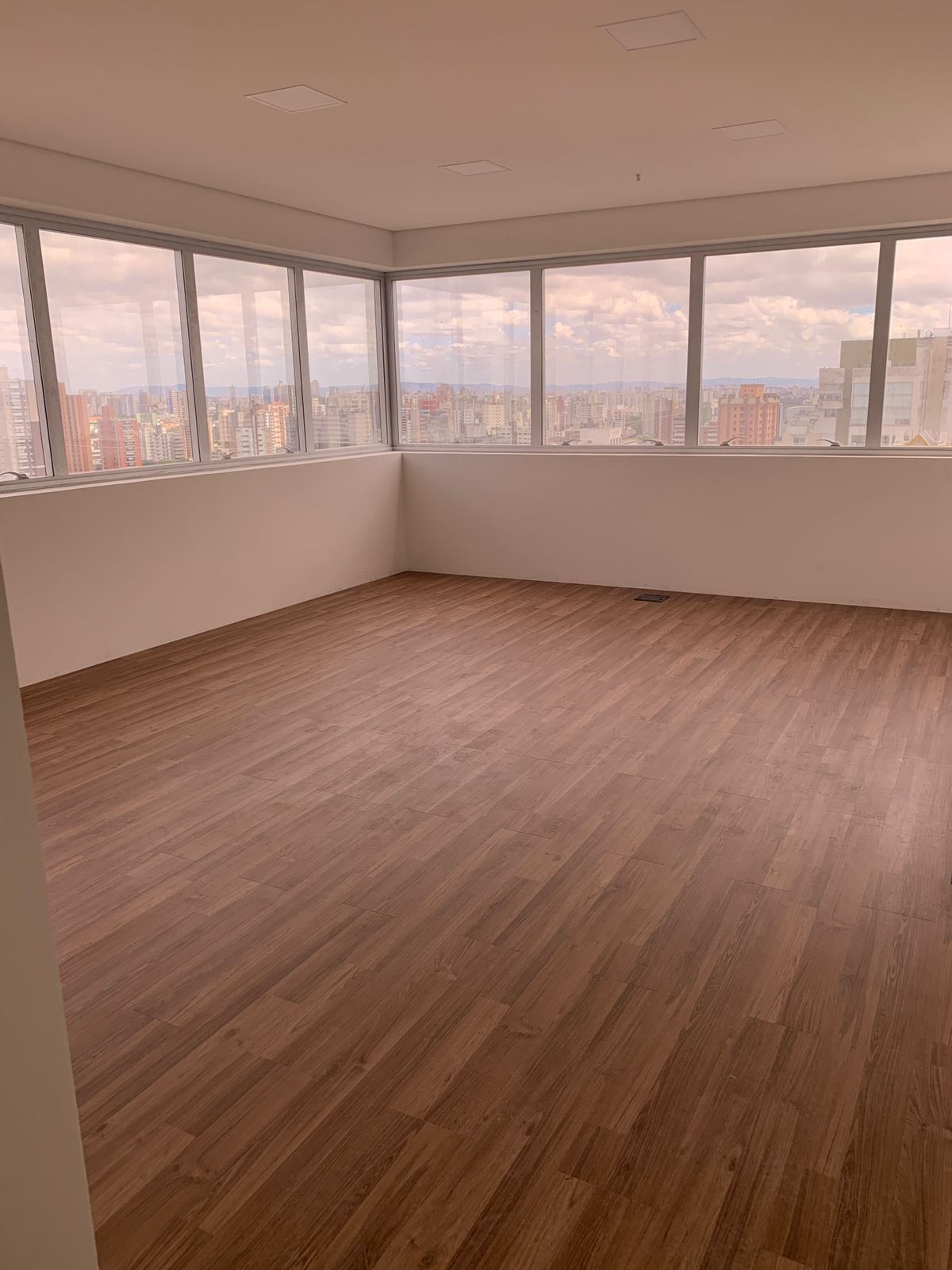SALA COMERCIAL - Centro de Sto. André (Venda ou Locacão)