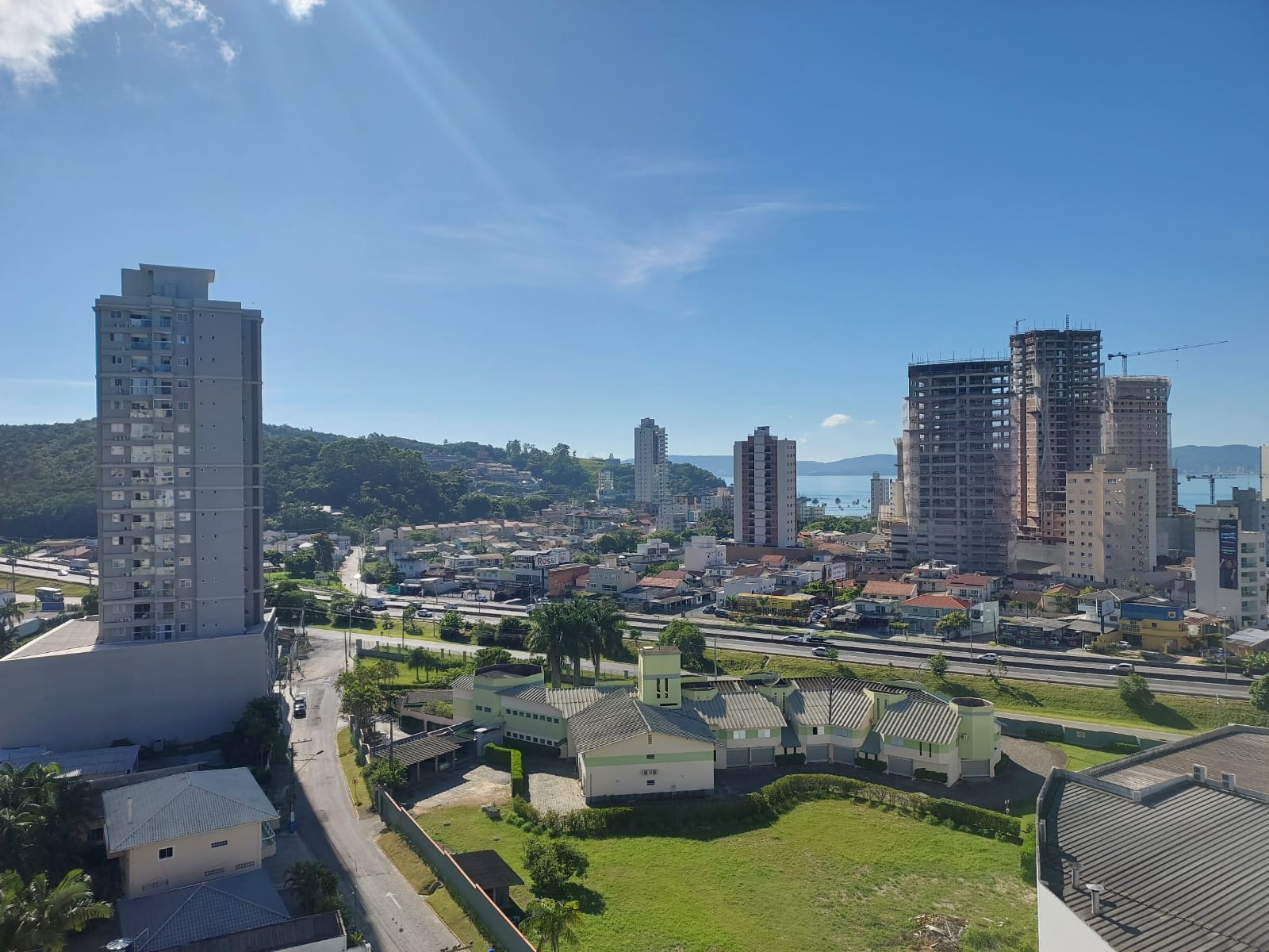 Apartamento Em Itapema, com 2 dormitórios, cozinha, sala, banheiro, área serviços e 1 garagem