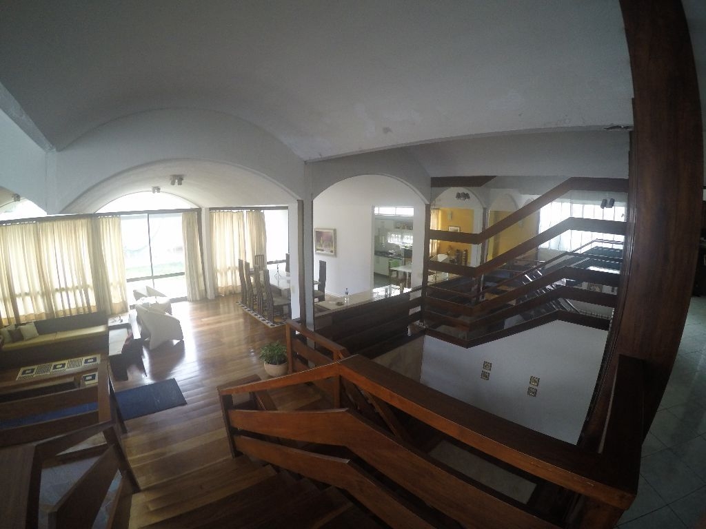Casa 4 dormitórios 