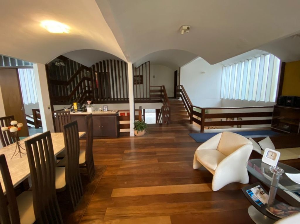 Casa 4 dormitórios 