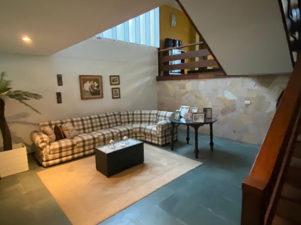 Casa 4 dormitórios 