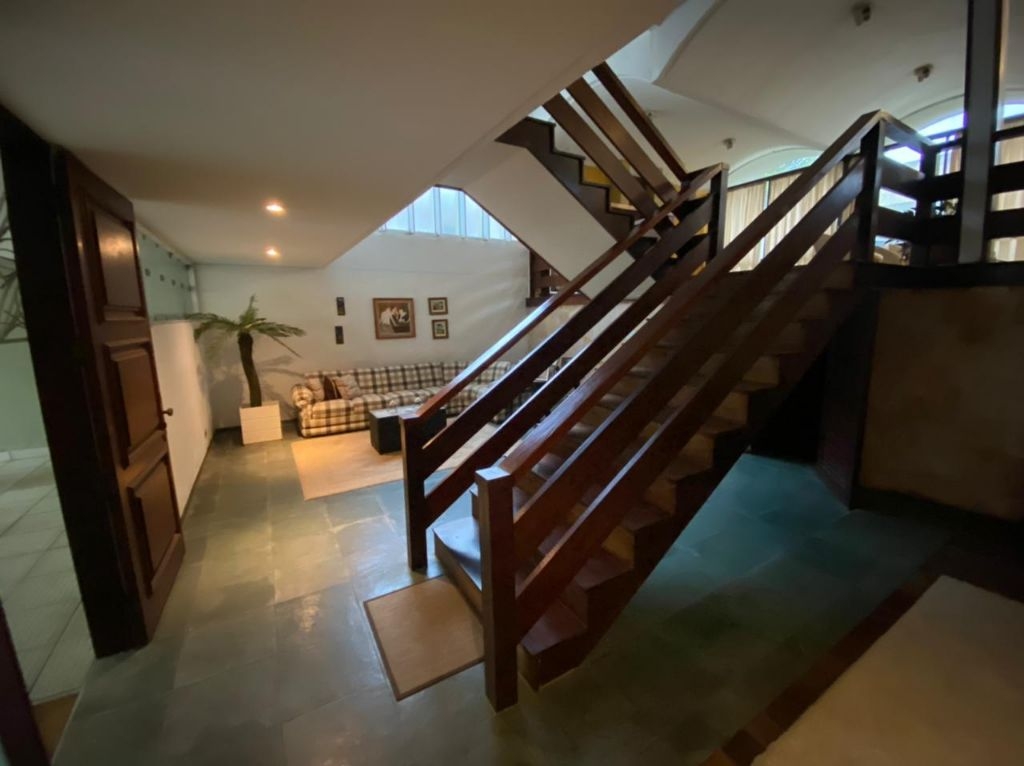 Casa 4 dormitórios 