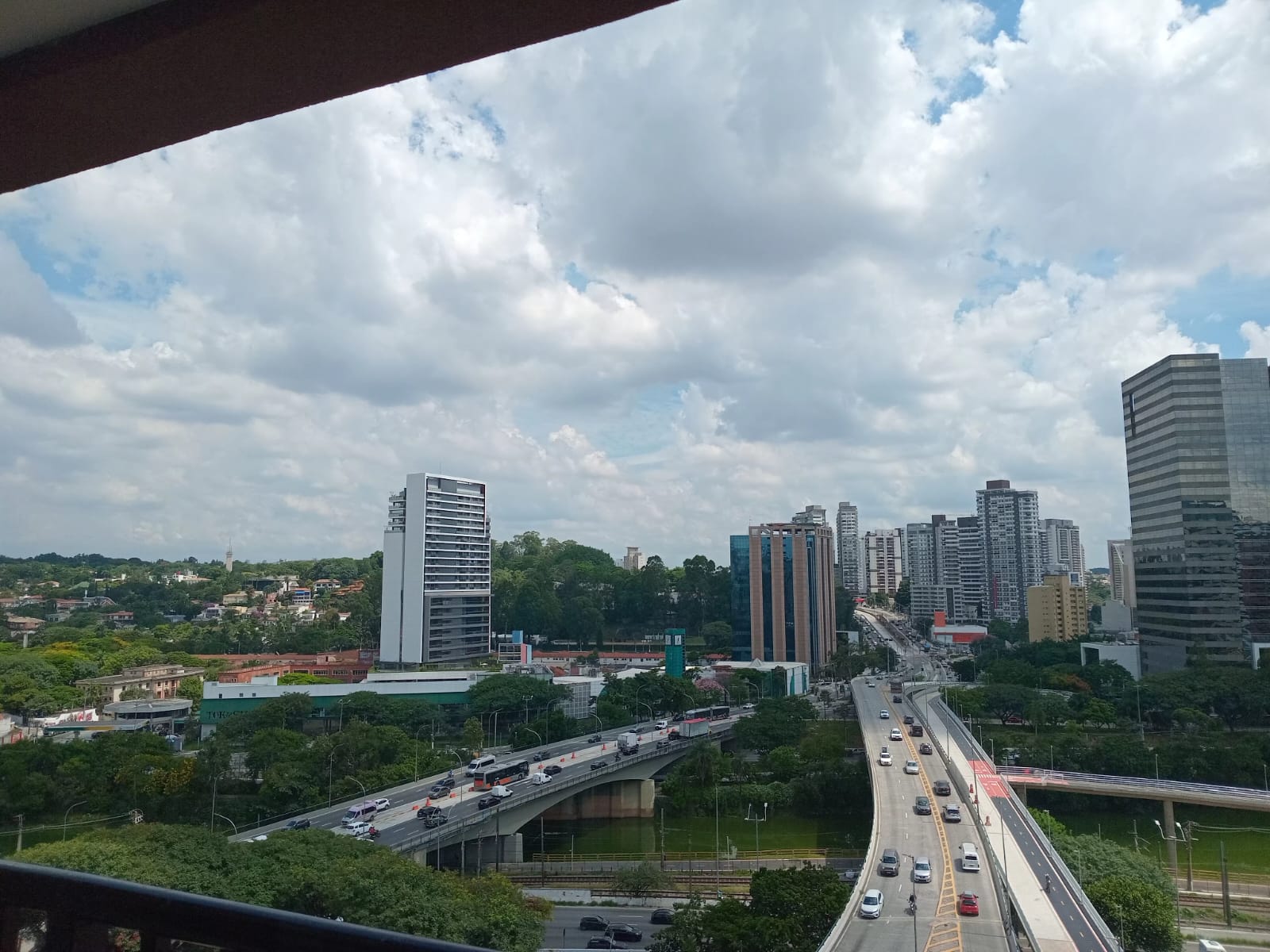 Pinheiros Metro Shoping Eldorado