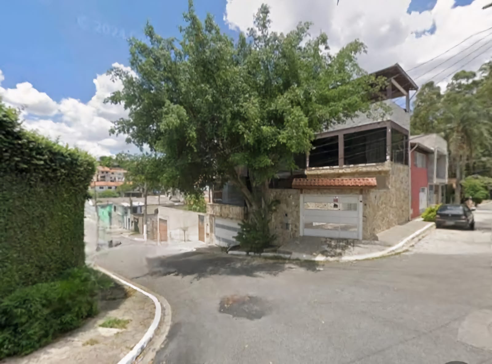 Casa  de esquina com 3 níveis