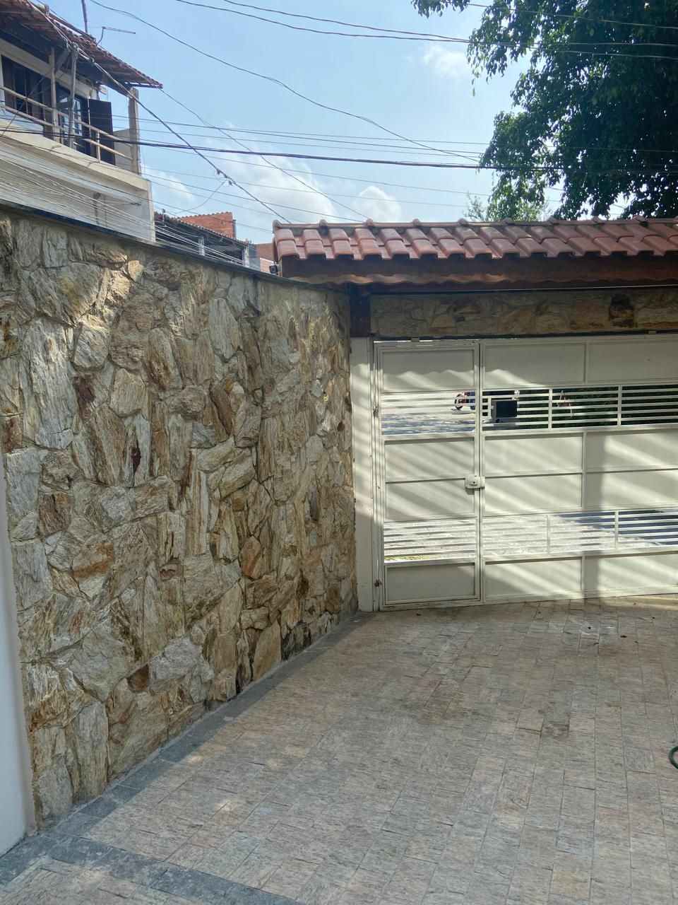 Casa  de esquina com 3 níveis