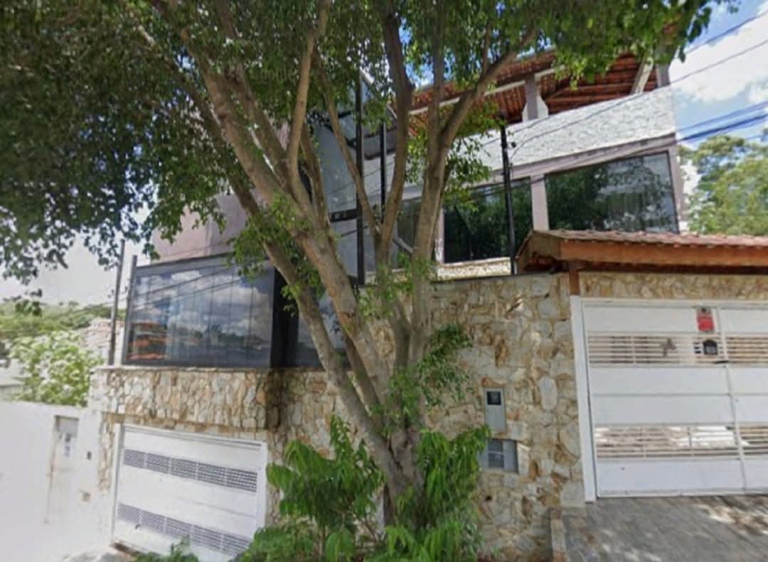 Casa  de esquina com 3 níveis