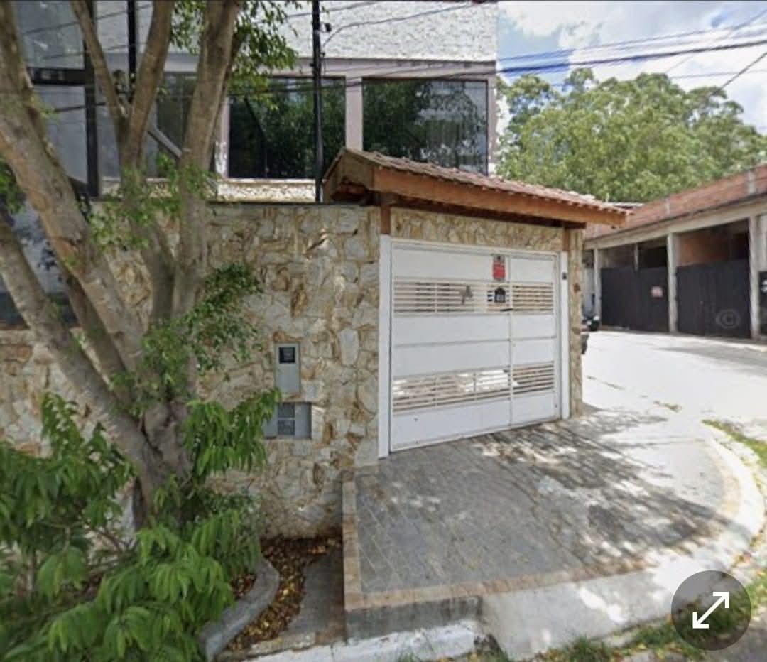Casa  de esquina com 3 níveis
