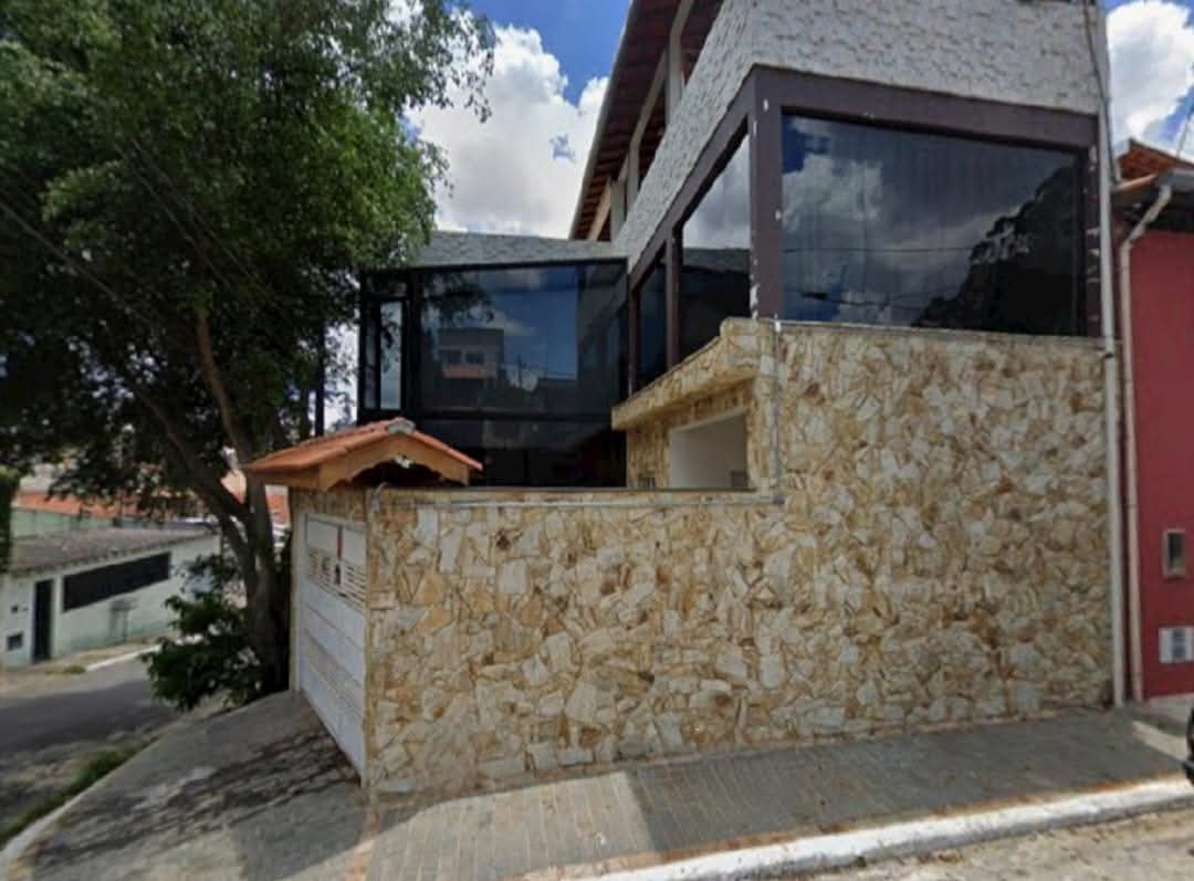 Casa  de esquina com 3 níveis