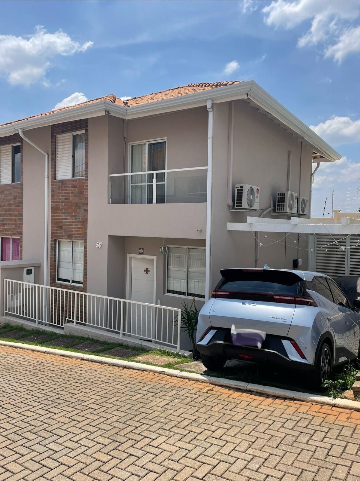 VENDO  SOBRADO 85m² 3 QUARTOS 1 SUÍTE - Village Córsega
