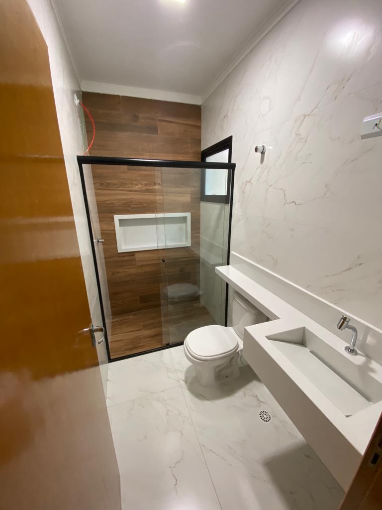 VENDE-SE LINDA CASA COM PISCINA A 130 M DA PRAIA EM PERUÍBE 