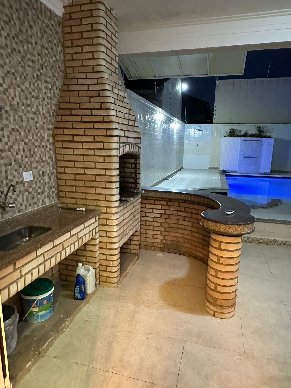 CASA COM PISCINA PARA TEMPORADA EM PERUÍBE A 100 M DA PRAIA 