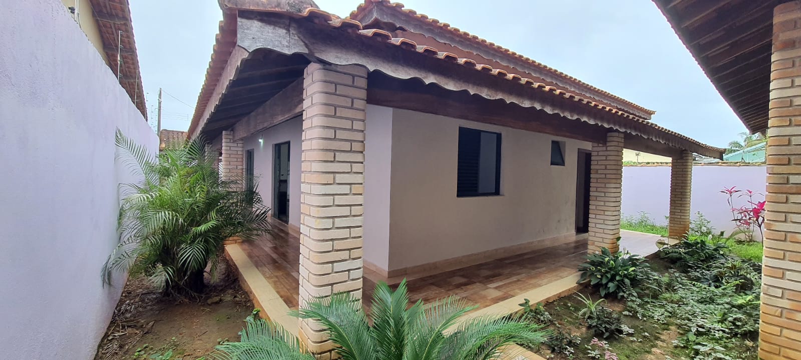 VENDE-SE LINDA CASA EM PERUÍBE A 600 M DA PRAIA