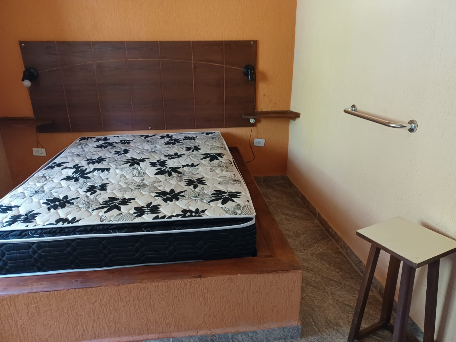 VENDE-SE CHÁCARA COM PISCINA EM PERUÍBE