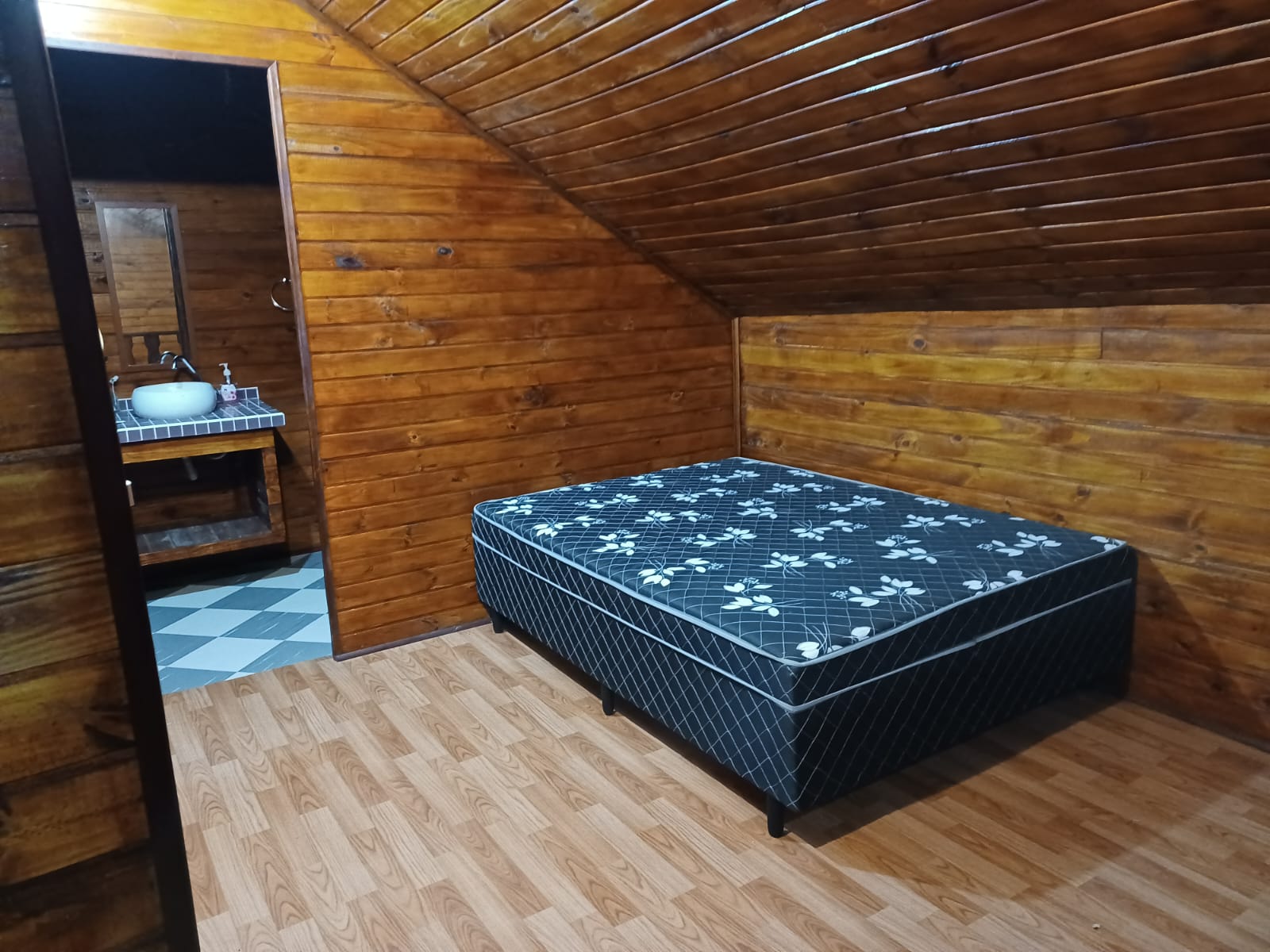 VENDE-SE CHÁCARA COM PISCINA EM PERUÍBE