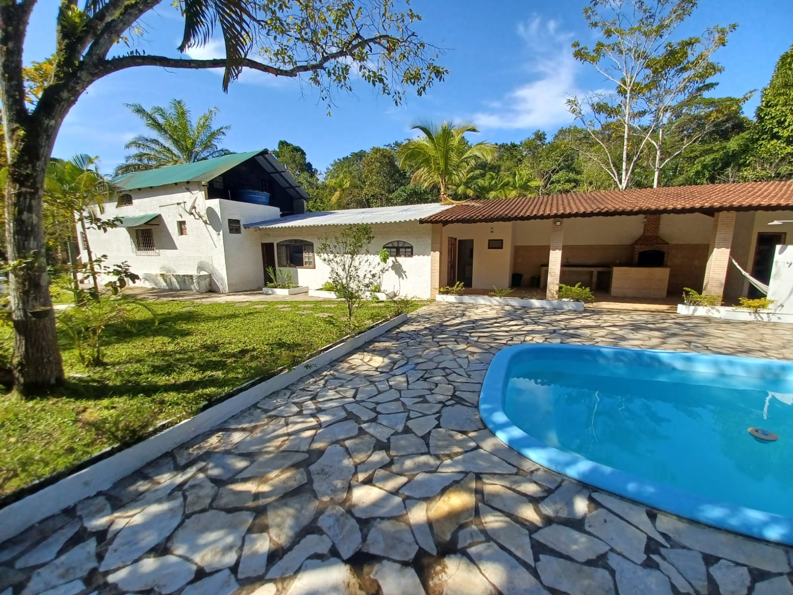VENDE-SE CHÁCARA COM PISCINA EM PERUÍBE