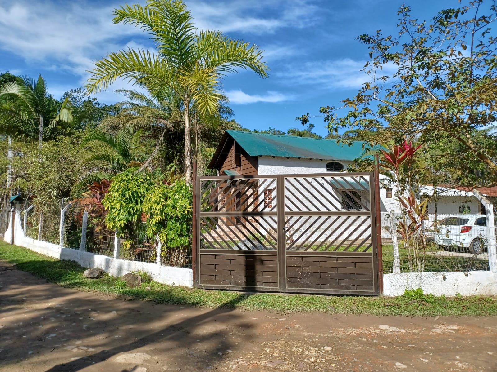 VENDE-SE CHÁCARA COM PISCINA EM PERUÍBE