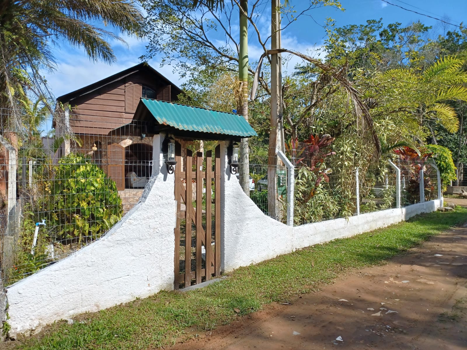 VENDE-SE CHÁCARA COM PISCINA EM PERUÍBE