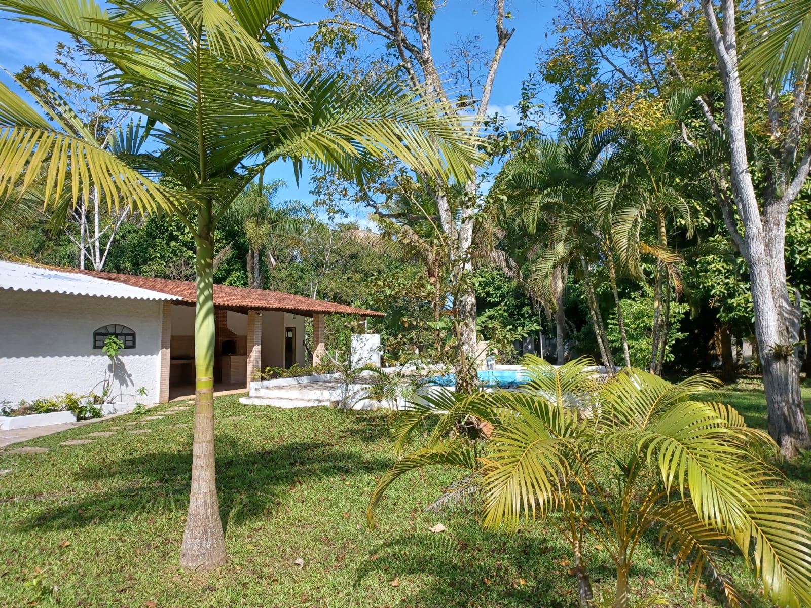 VENDE-SE CHÁCARA COM PISCINA EM PERUÍBE