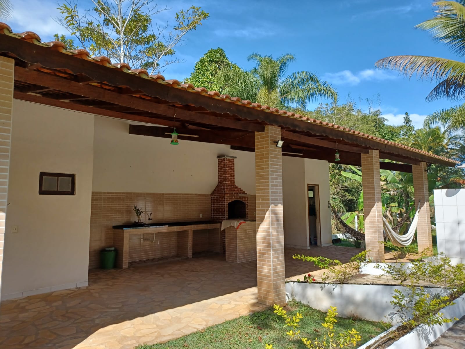 VENDE-SE CHÁCARA COM PISCINA EM PERUÍBE