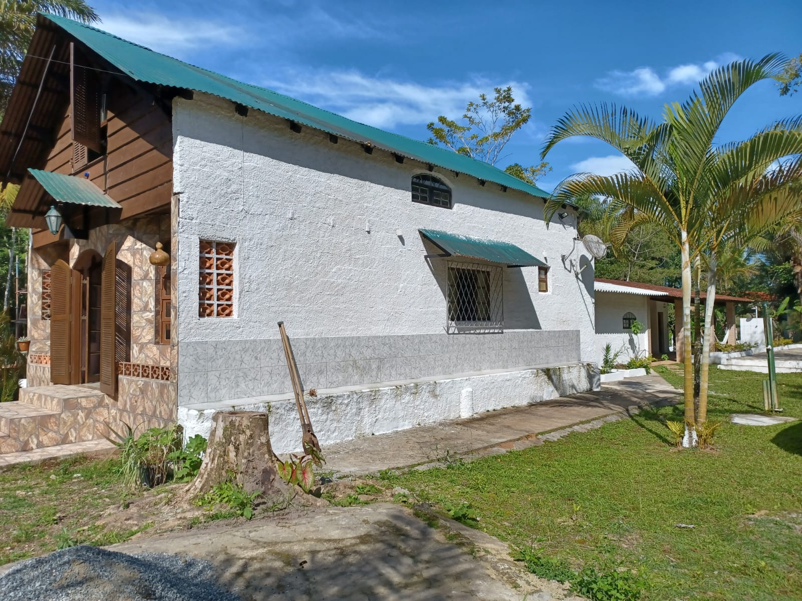 VENDE-SE CHÁCARA COM PISCINA EM PERUÍBE