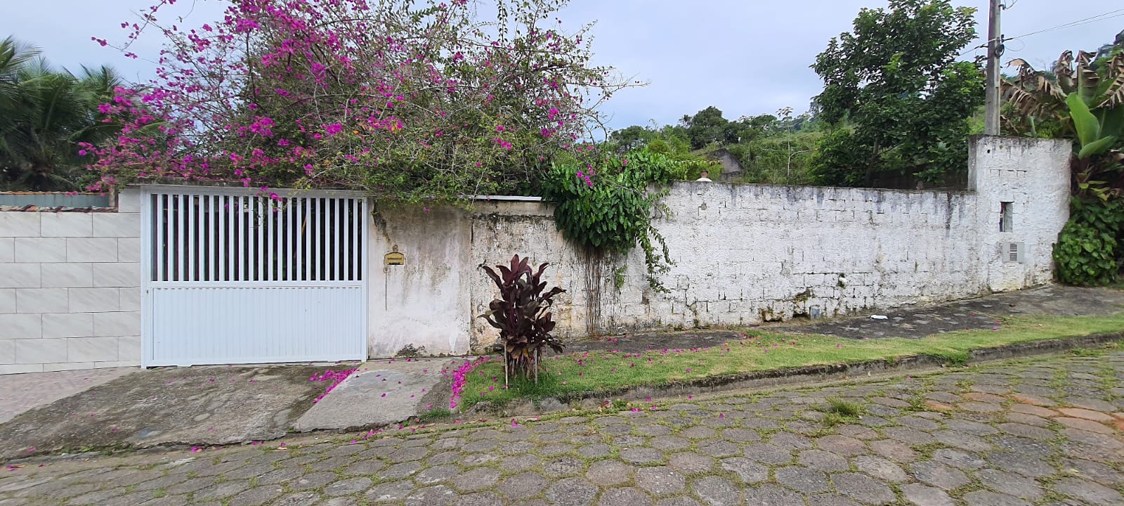 VENDE-SE CASA COM TERRENO EM PERUÍBE - BAIRRO DOS PRADOS 