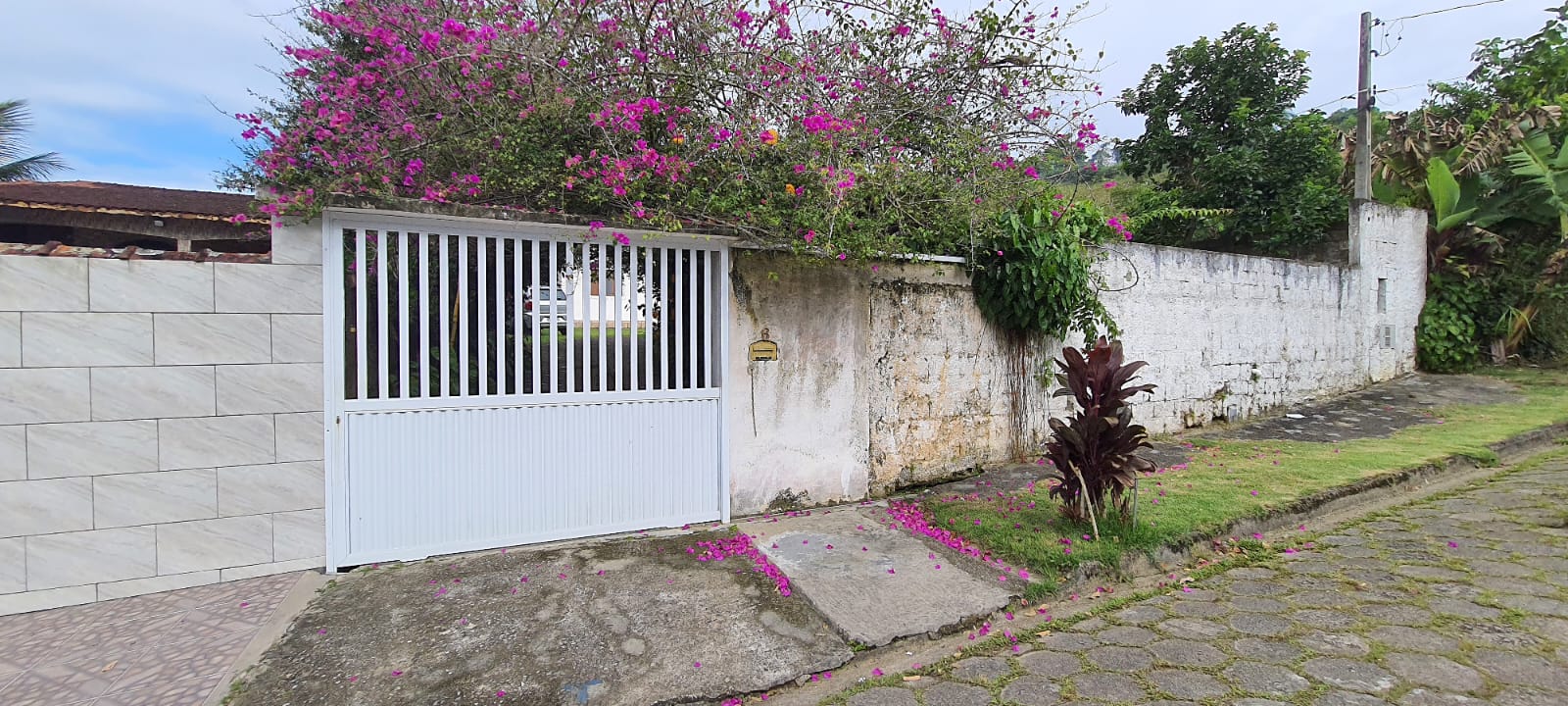 VENDE-SE CASA COM TERRENO EM PERUÍBE - BAIRRO DOS PRADOS 