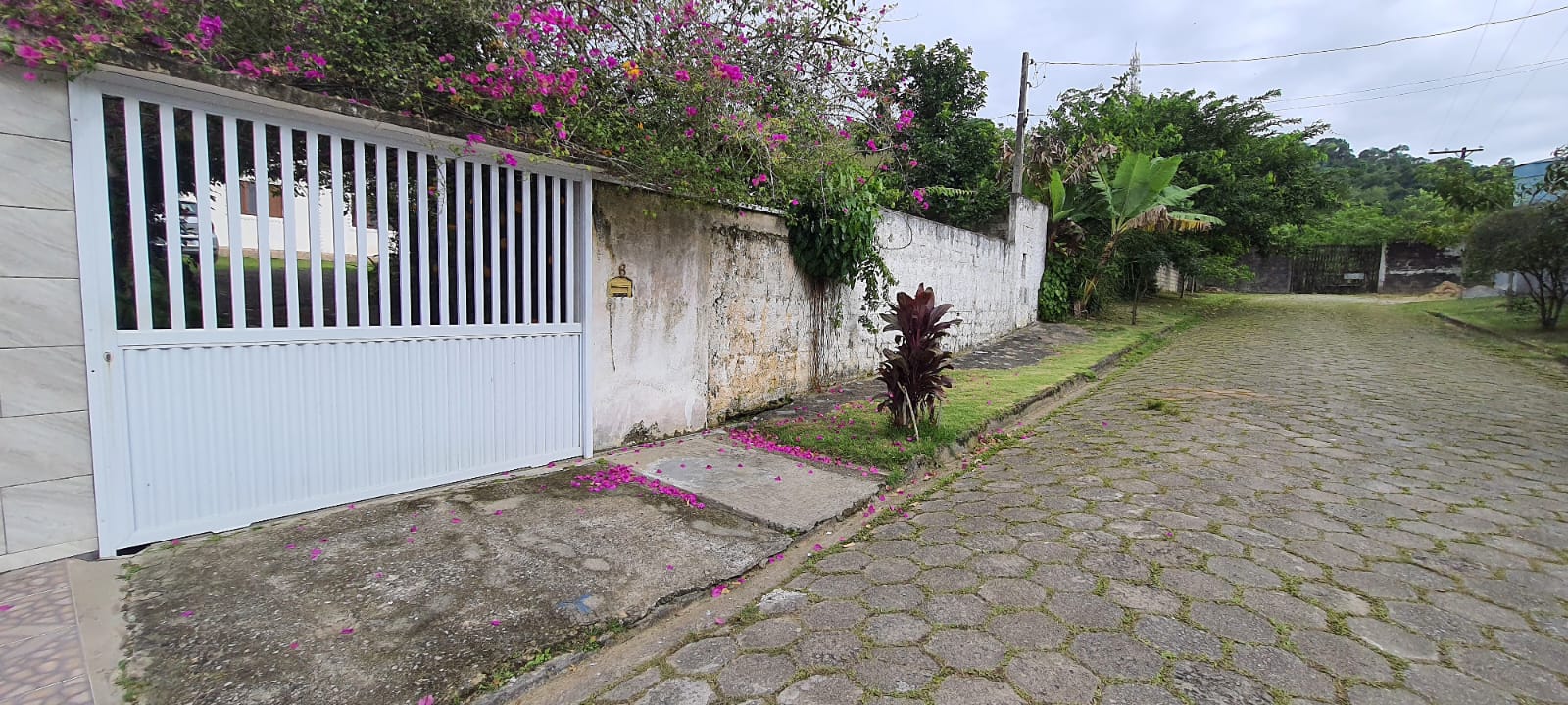 VENDE-SE CASA COM TERRENO EM PERUÍBE - BAIRRO DOS PRADOS 