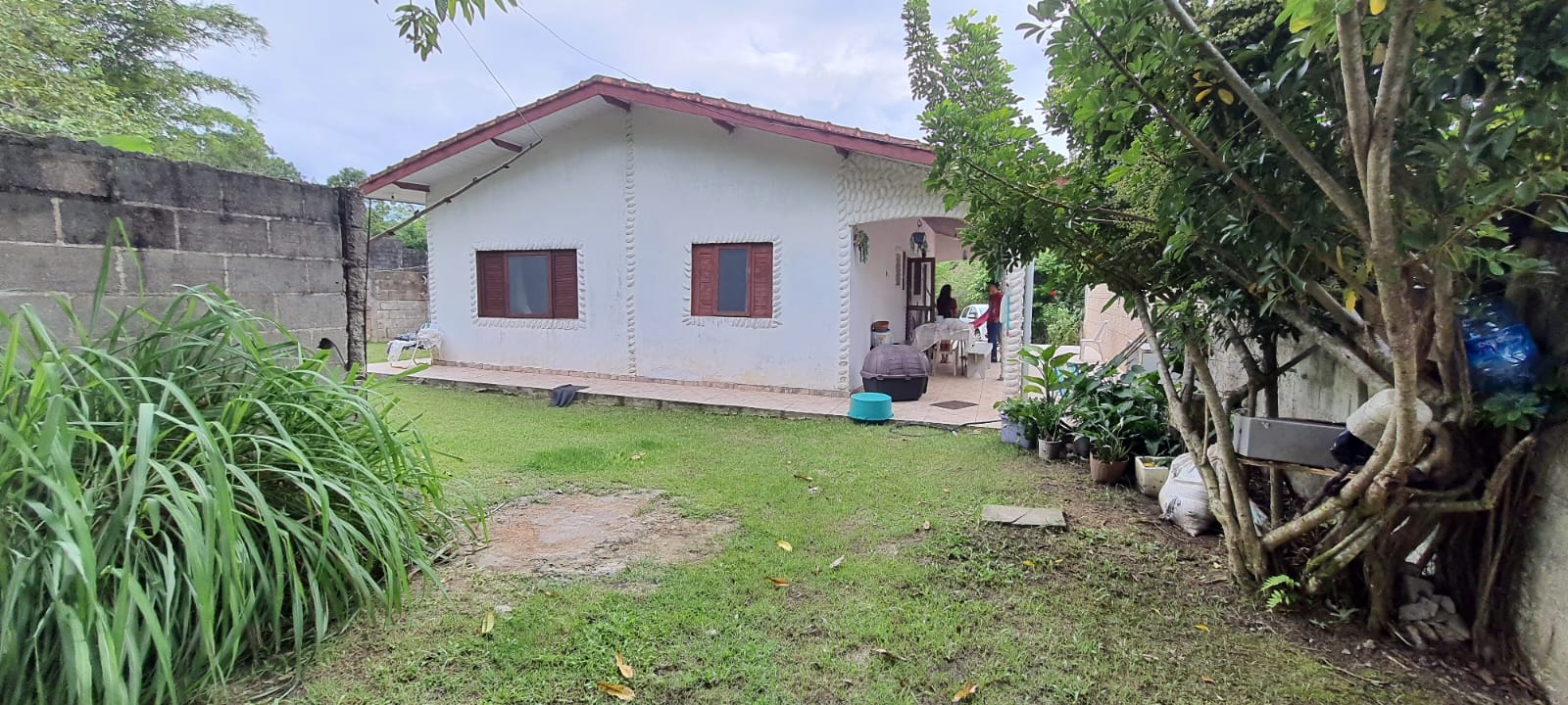 VENDE-SE CASA COM TERRENO EM PERUÍBE - BAIRRO DOS PRADOS 