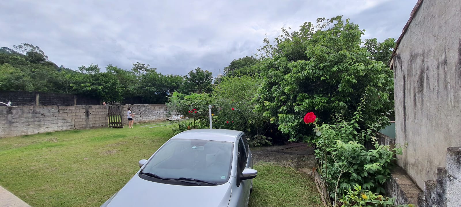 VENDE-SE CASA COM TERRENO EM PERUÍBE - BAIRRO DOS PRADOS 