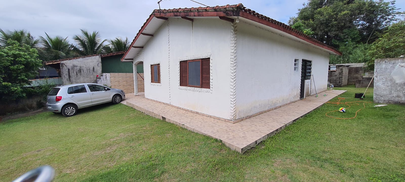 VENDE-SE CASA COM TERRENO EM PERUÍBE - BAIRRO DOS PRADOS 
