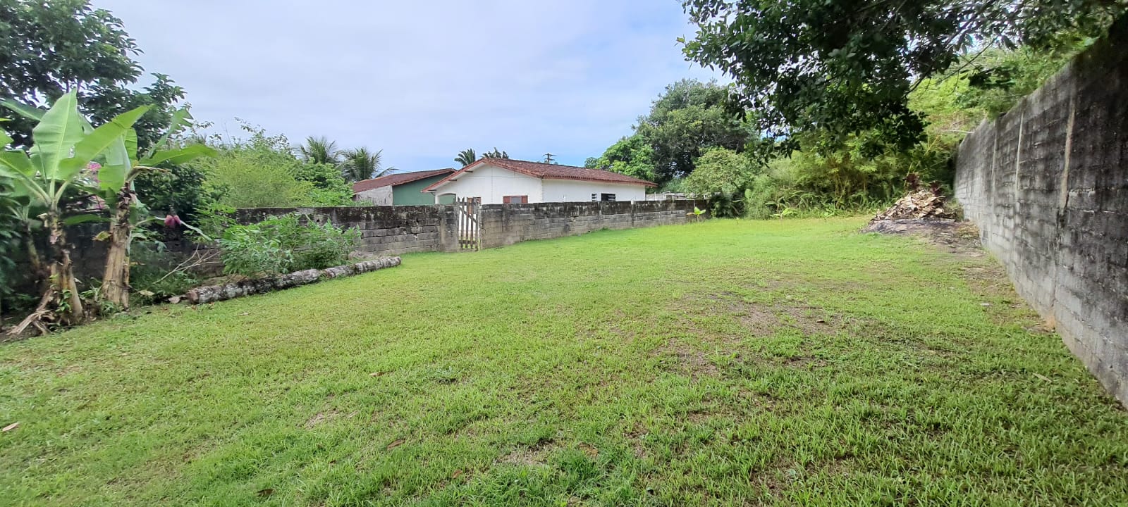 VENDE-SE CASA COM TERRENO EM PERUÍBE - BAIRRO DOS PRADOS 