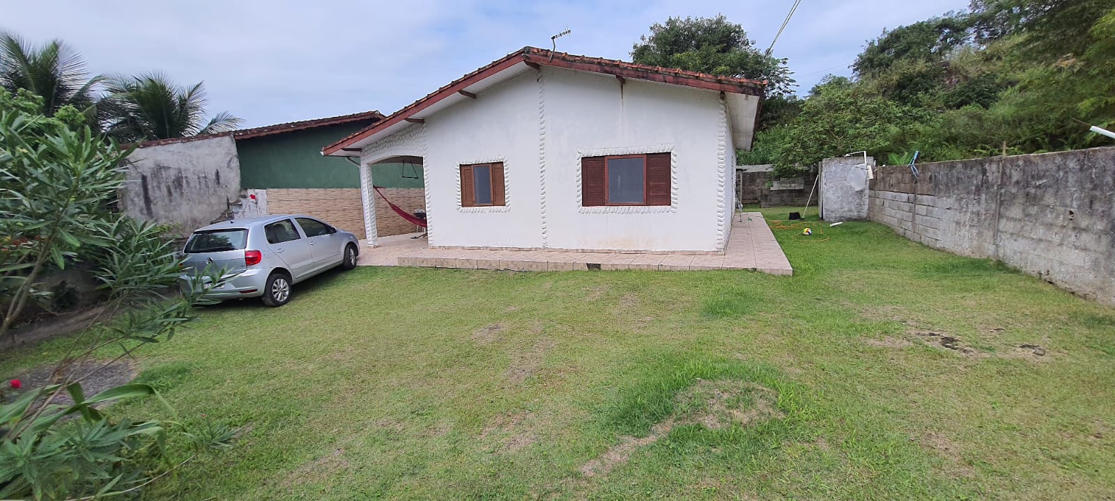 VENDE-SE CASA COM TERRENO EM PERUÍBE - BAIRRO DOS PRADOS 