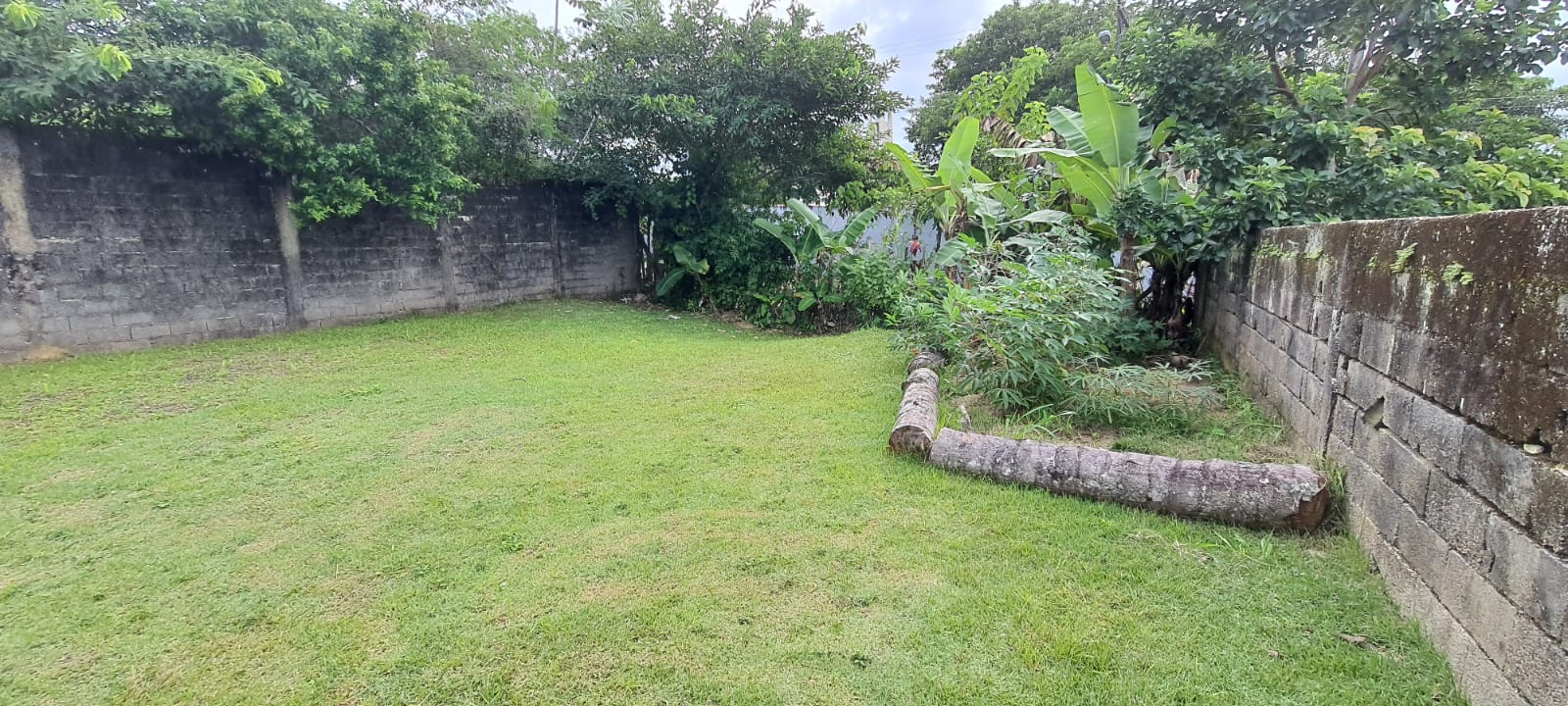 VENDE-SE CASA COM TERRENO EM PERUÍBE - BAIRRO DOS PRADOS 