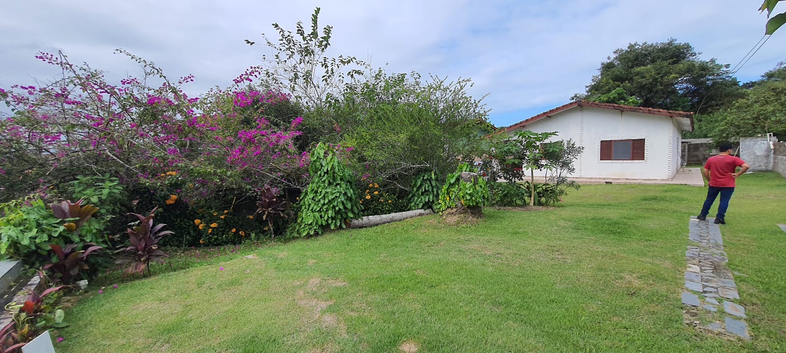 VENDE-SE CASA COM TERRENO EM PERUÍBE - BAIRRO DOS PRADOS 