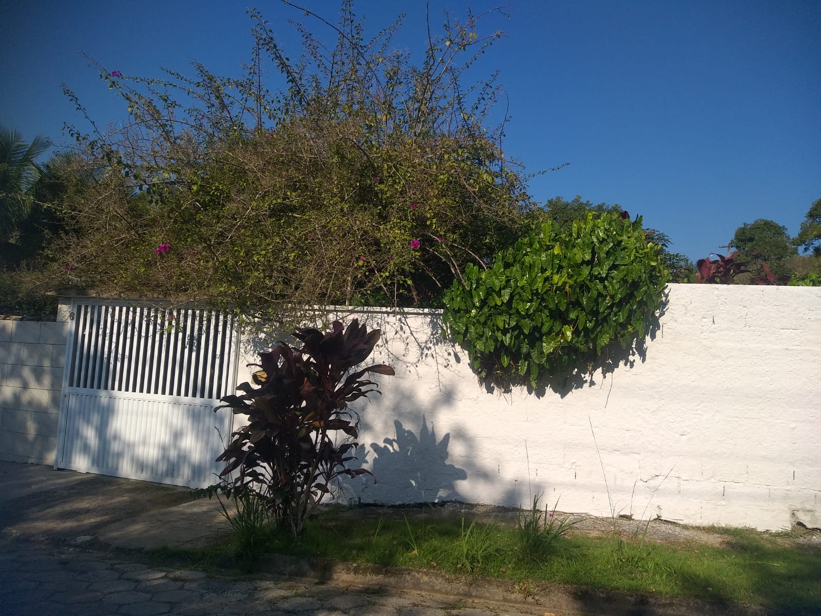 VENDE-SE CASA COM TERRENO EM PERUÍBE - BAIRRO DOS PRADOS 